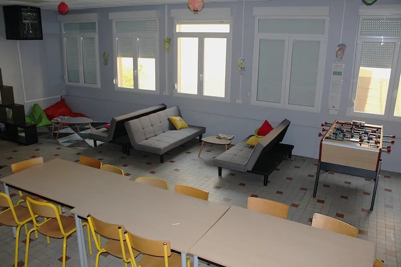 Espace détente ou foyer pour les élèves avec des canapés confortables et lumineux