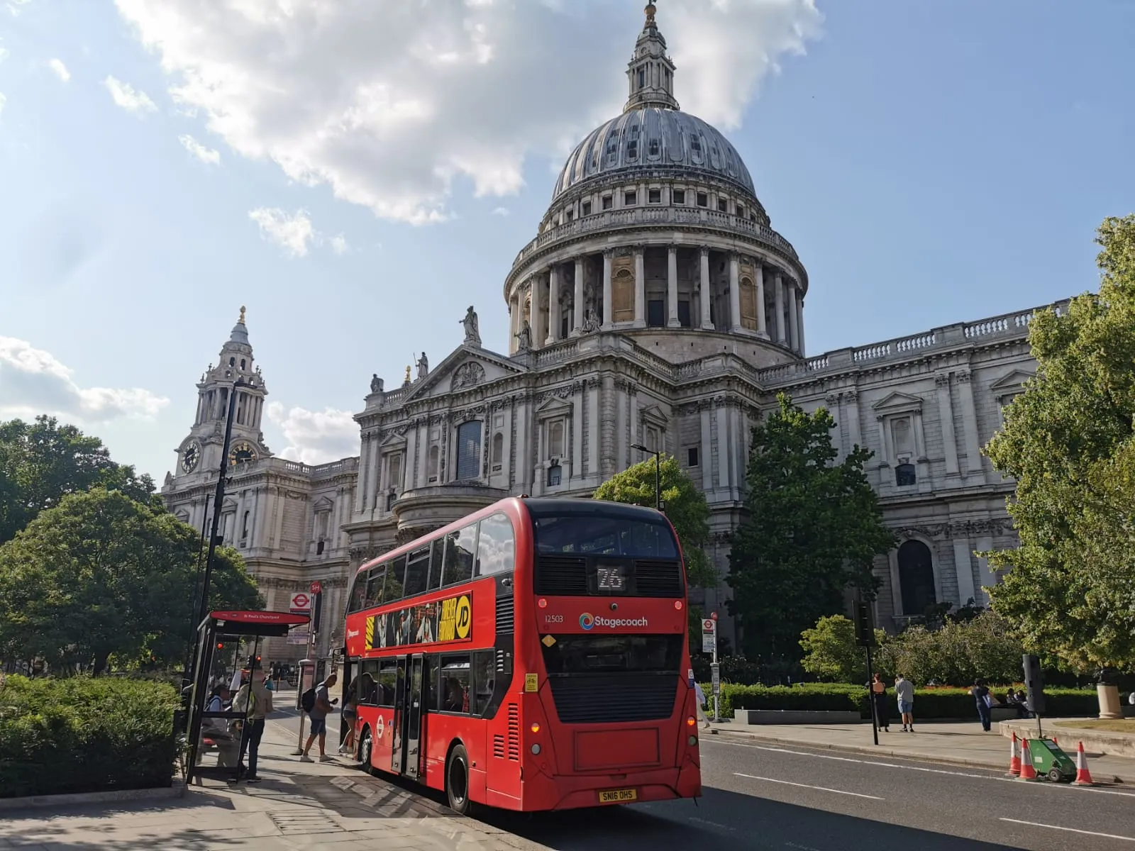 Un célèbre bus à impériale rouge passant devant la cathédrale Saint-Paul à Londres