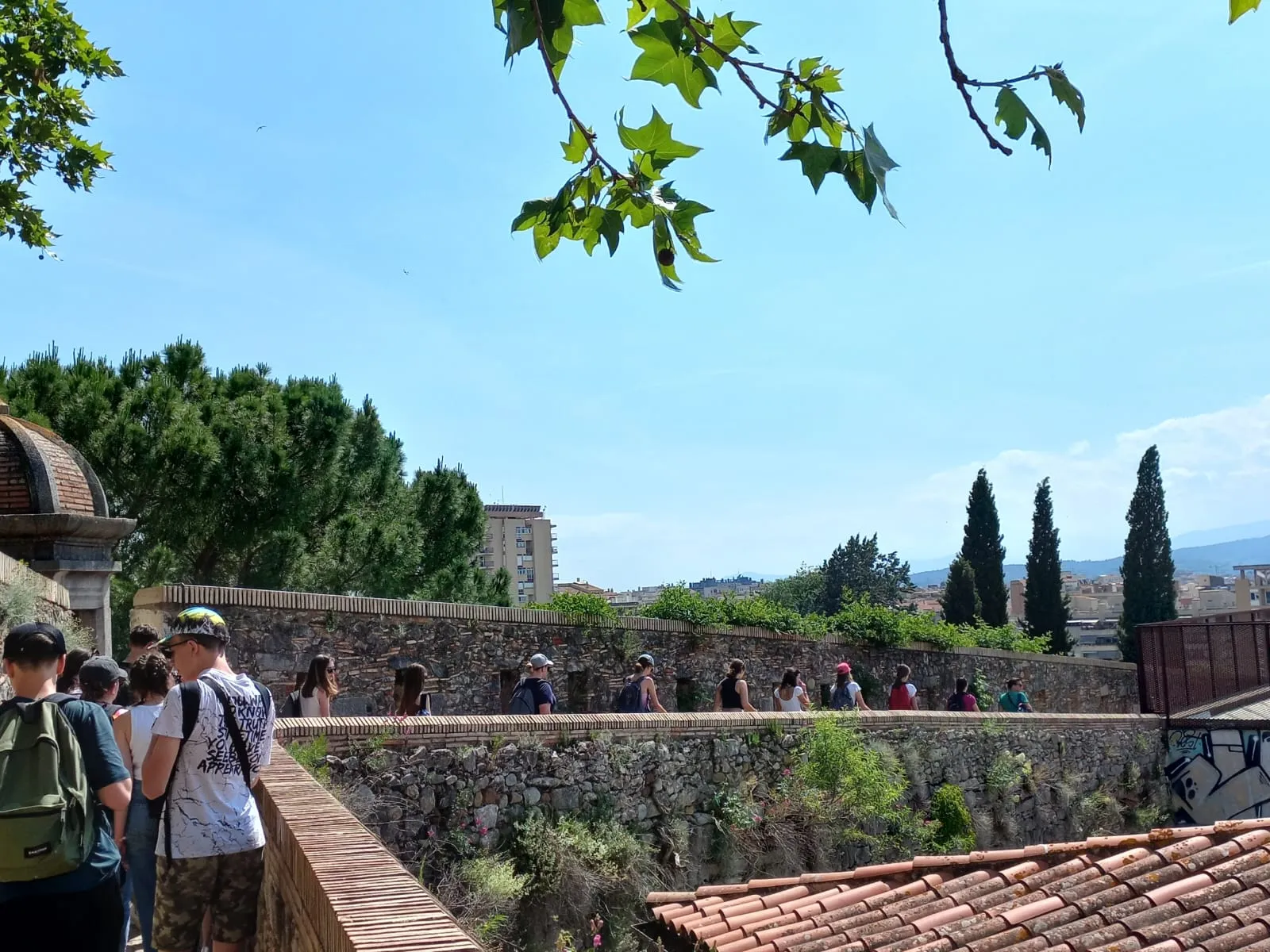 Les élèves se promenant sur les anciens remparts en pierre d'une ville historique