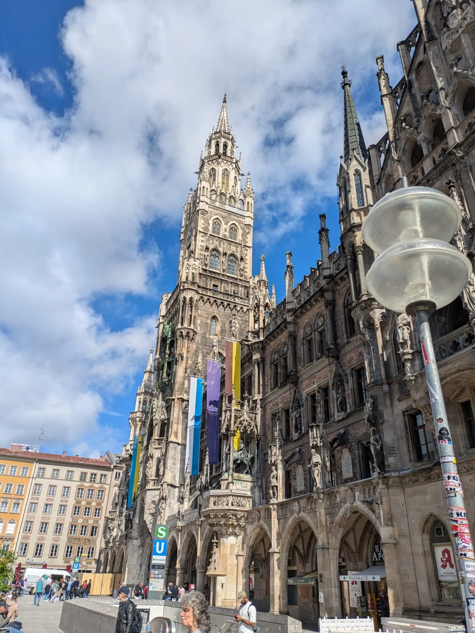 L'imposante façade d'architecture gothique du Nouvel Hôtel de Ville (Neues Rathaus) sur la Marienplatz à Munich, sous un ciel bleu, admirée lors du voyage scolaire du collège Saint-François.