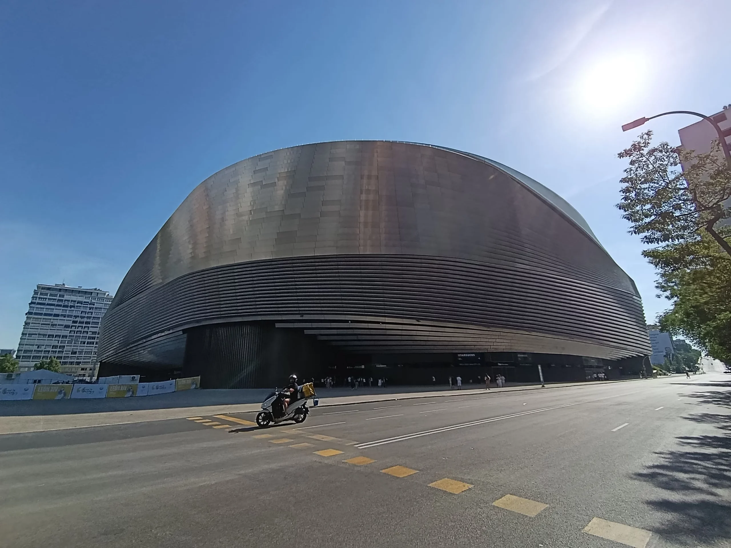 Vue extérieure du stade Santiago Bernabéu fraîchement rénové à Madrid, une étape du voyage scolaire.