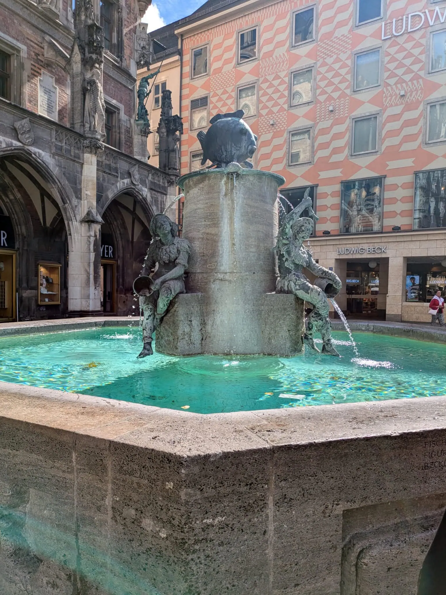 La célèbre fontaine aux Poissons (Fischbrunnen) sur la place Marienplatz, découverte lors du voyage scolaire à Munich par les élèves du collège Saint-François de Bouvigny-Boyeffles.