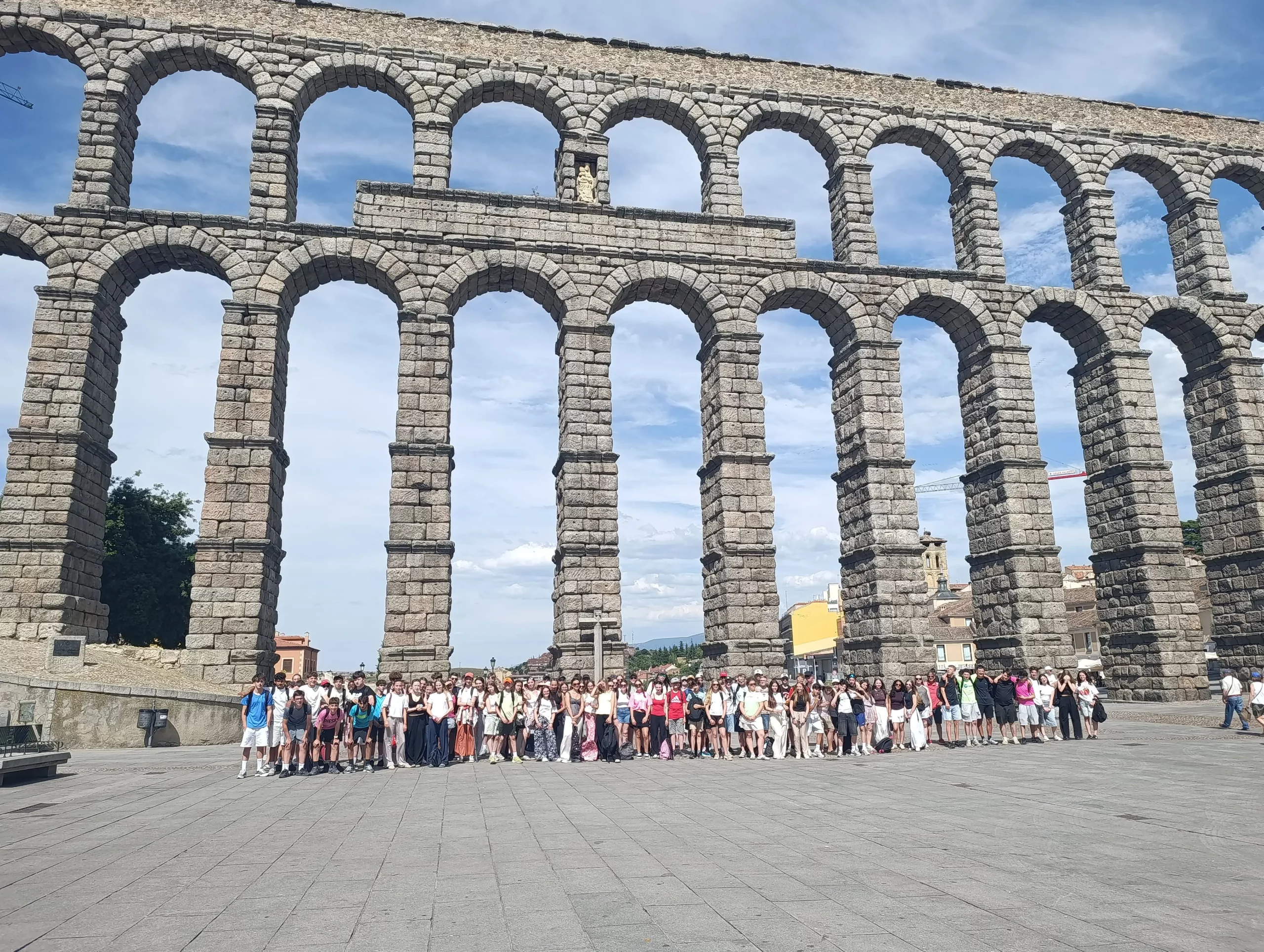 Les élèves du collège rassemblés devant le célèbre aqueduc romain de Ségovie lors de leur séjour en Espagne.